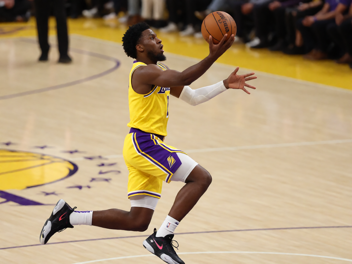 NBA常规赛激烈对抗场景，球员突破上篮